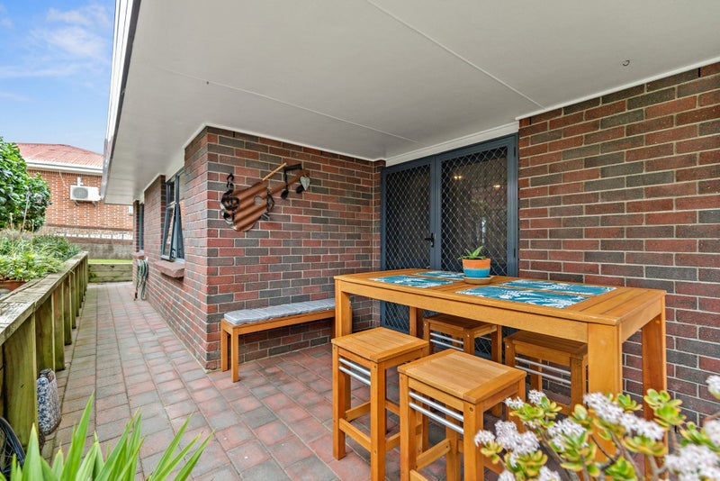 1 Mabian Crescent, Deanwell, Hamilton - Carousel 2