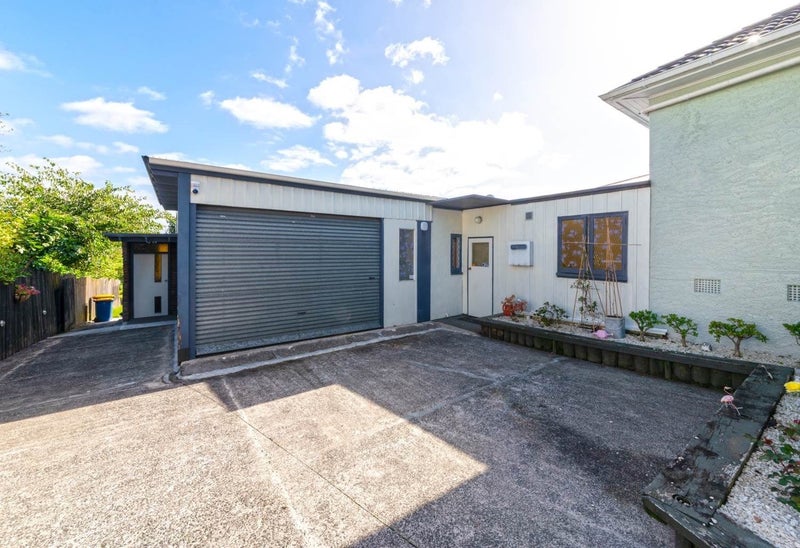 2/20 Humphrey Kemp Avenue, Henderson, Auckland - Carousel 1