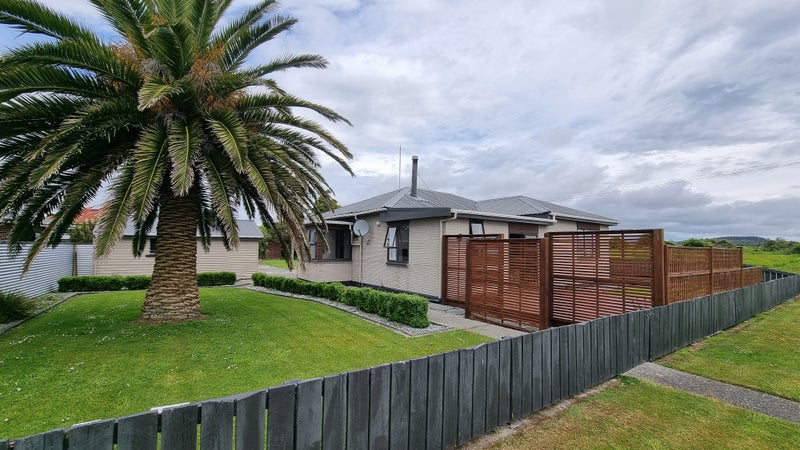 122 Gibson Quay, Hokitika - Carousel 1