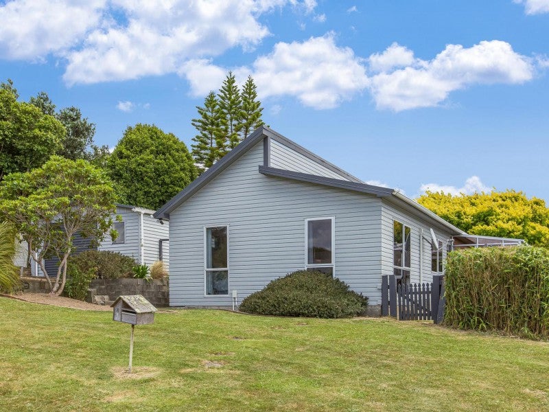 8 Hicks Close, Whitby, Porirua - Carousel 1