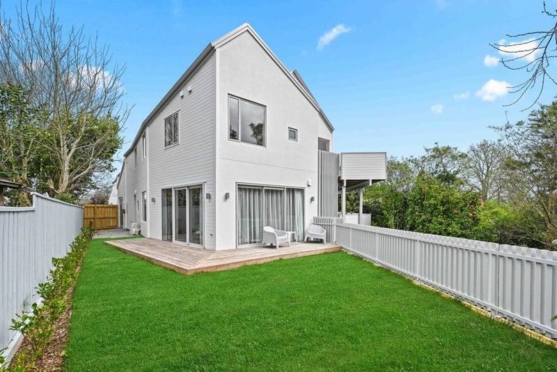 2/24 Pickering Crescent, Chedworth, Hamilton - Carousel 1