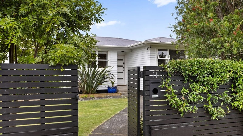 11 Brennan Avenue, Te Atatu Peninsula, Auckland - Carousel 1