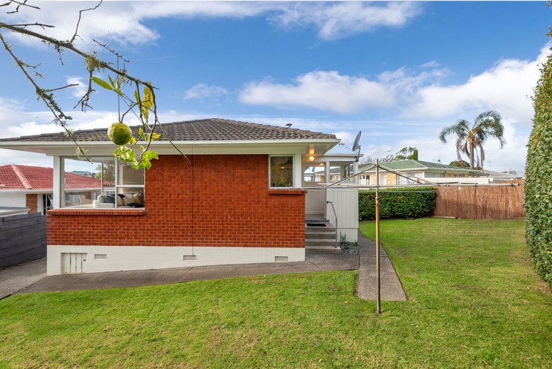 2/110 Hillside Road, Glenfield, Auckland - Carousel 1