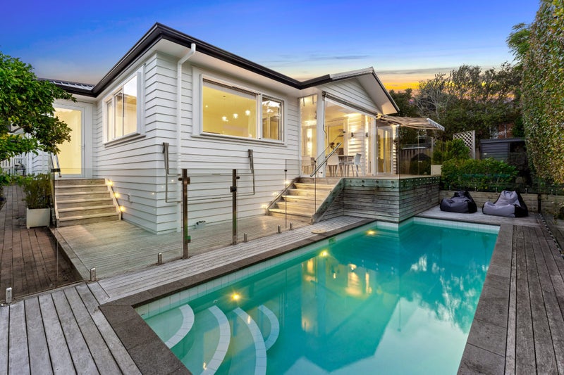 9 Penzance Road, Mairangi Bay, Auckland - Carousel 1