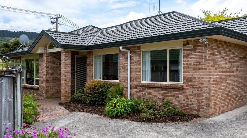 1B Kereru Bend, Tawa, Wellington - Carousel 1