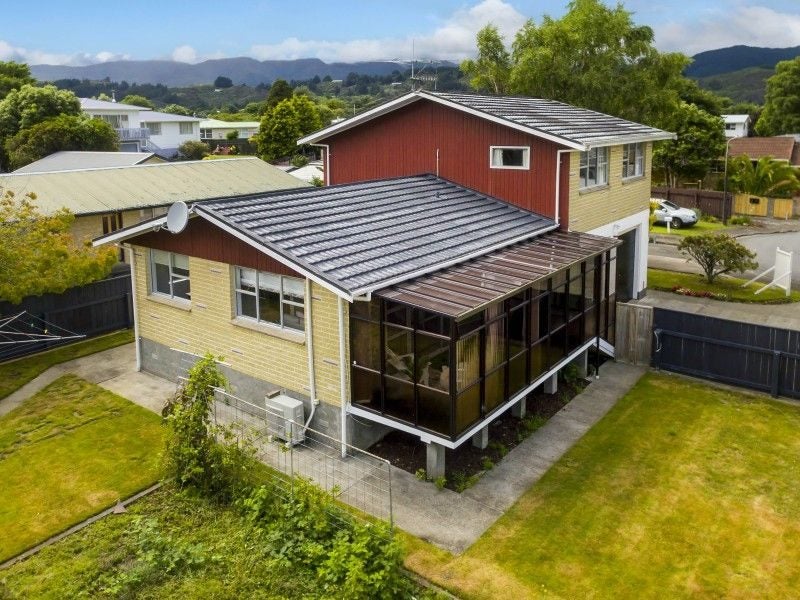 15 Haylock Grove, Totara Park, Upper Hutt - Carousel 17
