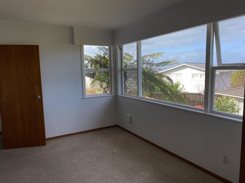 5 Sycamore Drive, Sunnynook, Auckland - Carousel 2