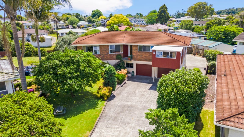 8 Hazeldene Place, Opaheke, Papakura - Carousel 1