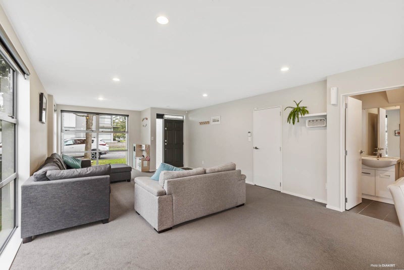32 Phar Lap Crescent, Takanini, Auckland - Carousel 2