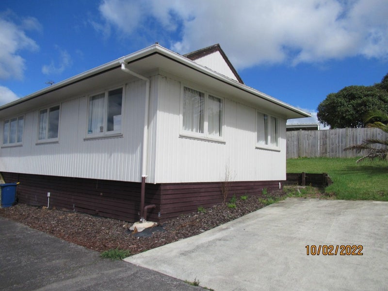 25 Glenbervie Crescent, Massey, Auckland - Carousel 1