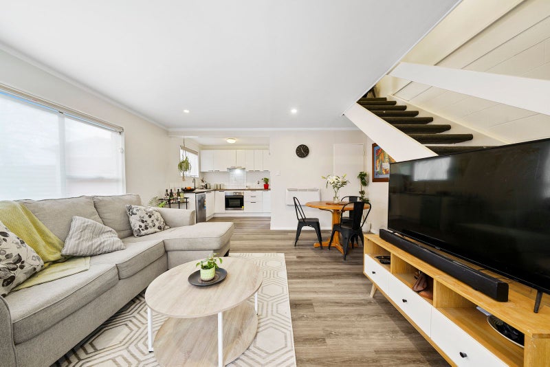 4/2 Ararino Street, Trentham, Upper Hutt - Carousel 1