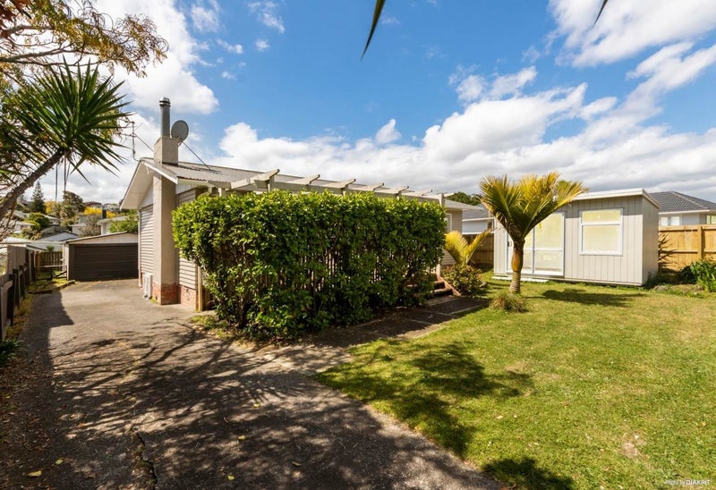 24 La Rosa Street, Green Bay, Auckland - Carousel 1