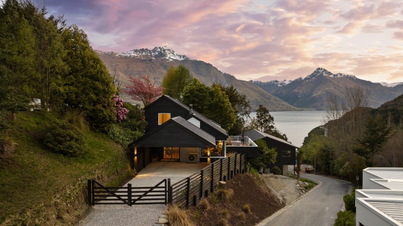 12 MacKinnon Terrace, Sunshine Bay, Queenstown - Carousel 2