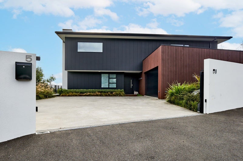 5 Howard Road, Point Howard, Lower Hutt - Carousel 1