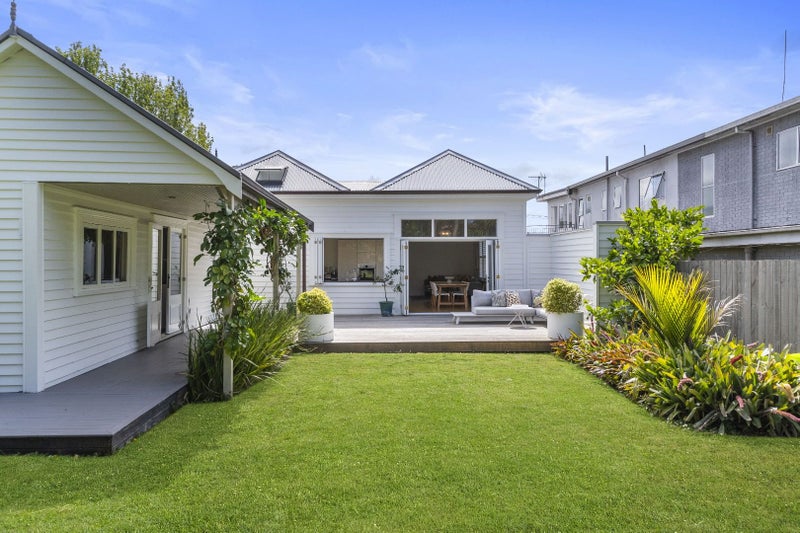 17 Mountain View Road, Morningside, Auckland - Carousel 2