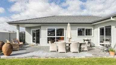 3 Clydesdale Way, Frimley, Hastings - Carousel 1