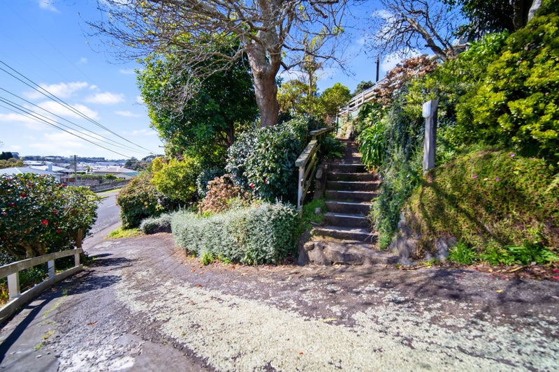 37 Queens Road, Glen Avon, New Plymouth - Carousel 19