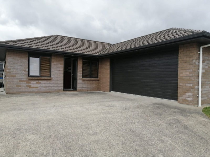 10 Diamond Grove, Brown Owl, Upper Hutt - Carousel 1