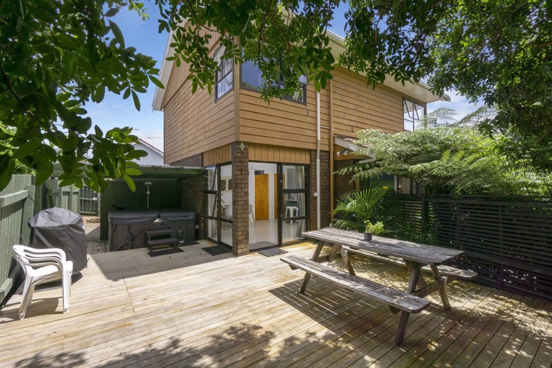 2/10 Tiri View Place, Waiake, Auckland - Carousel 2