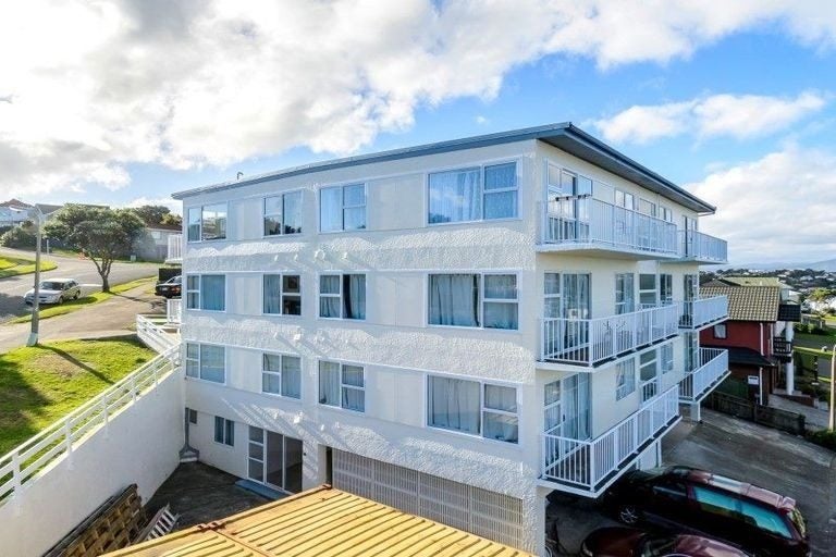 8/32 Akaroa Drive, Maupuia, Wellington - Carousel 1