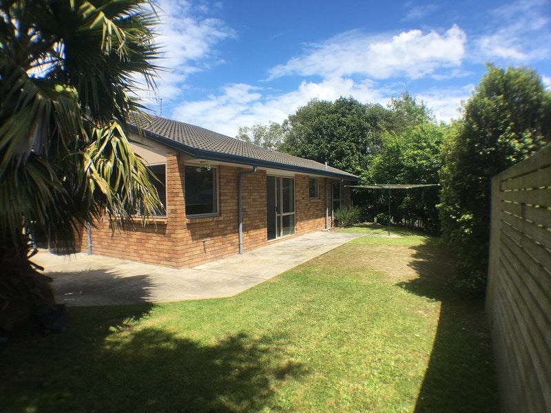 92 Fernhill Way, Oteha, Auckland - Carousel 1