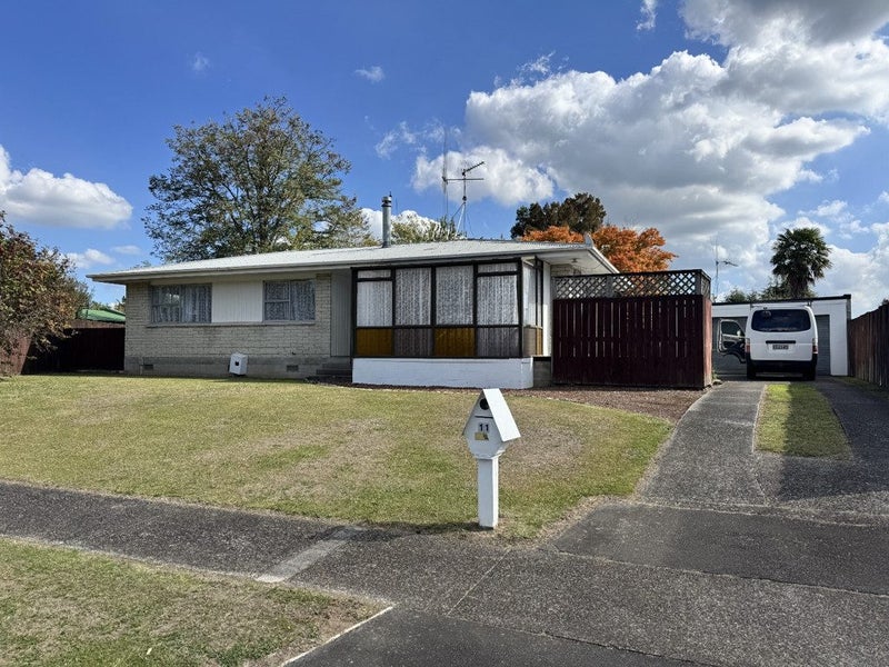 11 Brookbank Place, Glenview, Hamilton - Carousel 1