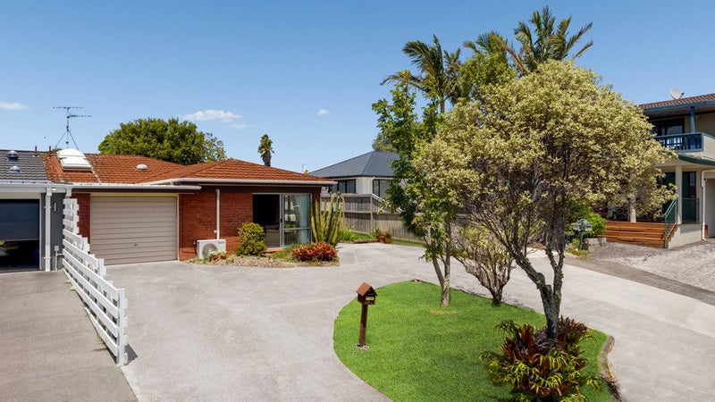 8B Levaut Place, Half Moon Bay, Auckland - Carousel 1