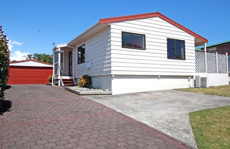32 Poplar Grove, Whalers Gate, New Plymouth - Carousel 1