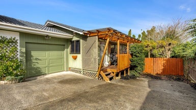 2/48 Edgeworth Road, Glenfield, Auckland - Carousel 1