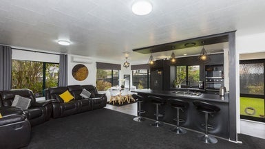 2 Monarch Grove, Maoribank, Upper Hutt - Carousel 1