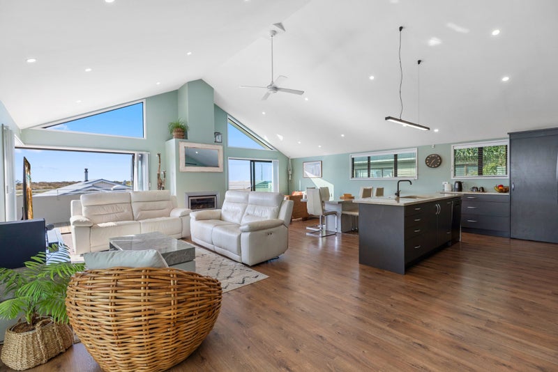 918B Papamoa Beach Road, Papamoa Beach, Papamoa - Carousel 1