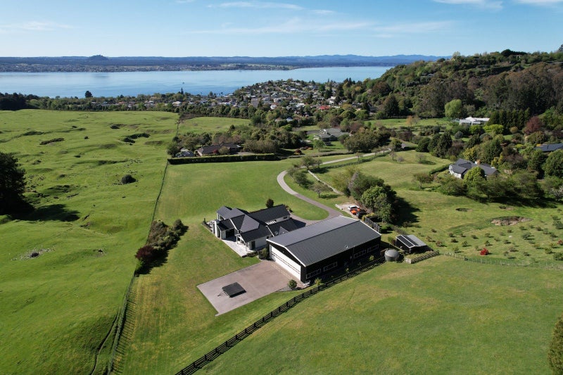 28 Te Moenga Park, Acacia Bay, Taupō - Carousel 2