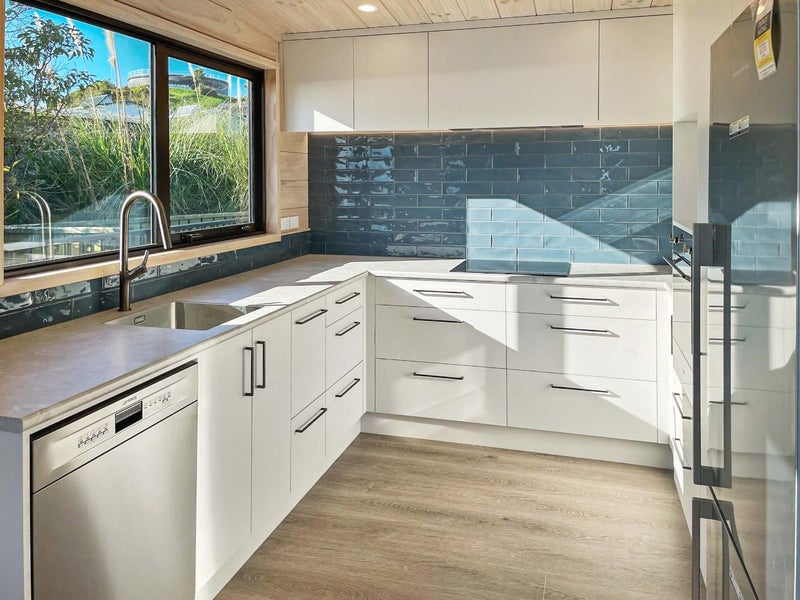 17 Almora View, Ascot Park, Porirua - Carousel 2