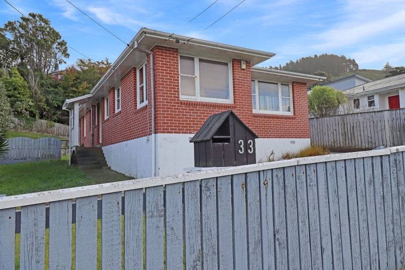 33 Victory Crescent, Tawa, Wellington - Carousel 1