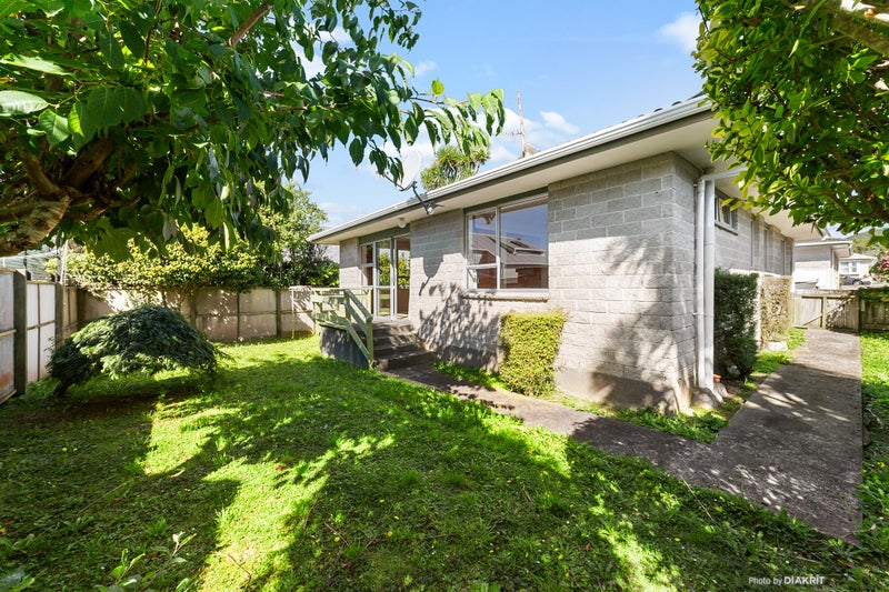 8B Cargill Street, Karori, Wellington - Carousel 1