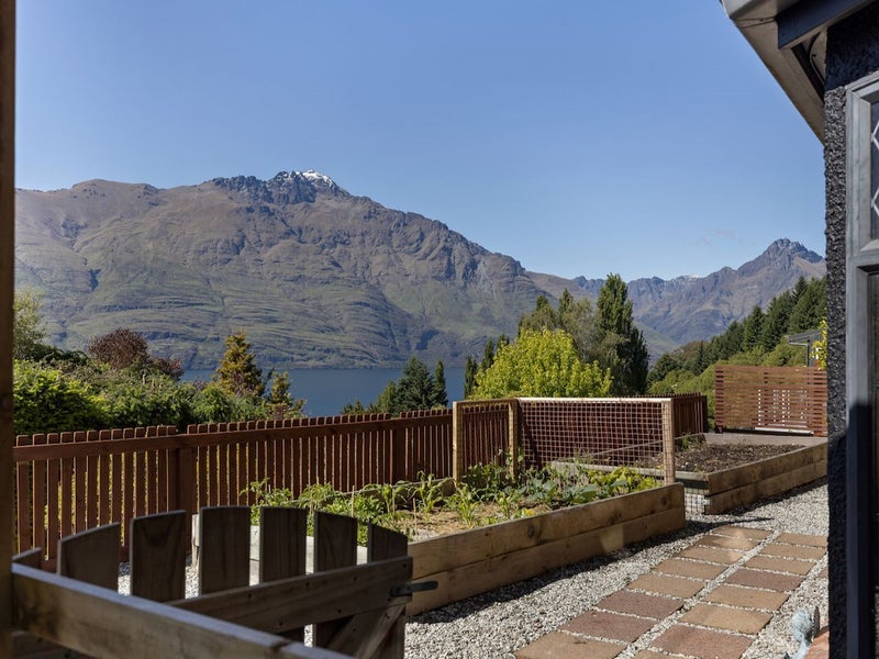 10 Moss Lane, Sunshine Bay, Queenstown - Carousel 1