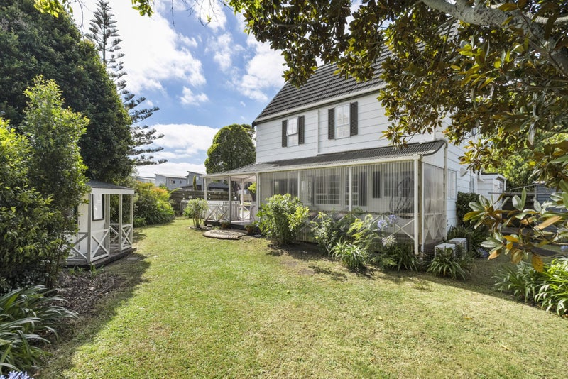 1/1 CASCADES RD, Pakuranga Heights, Auckland - Carousel 1