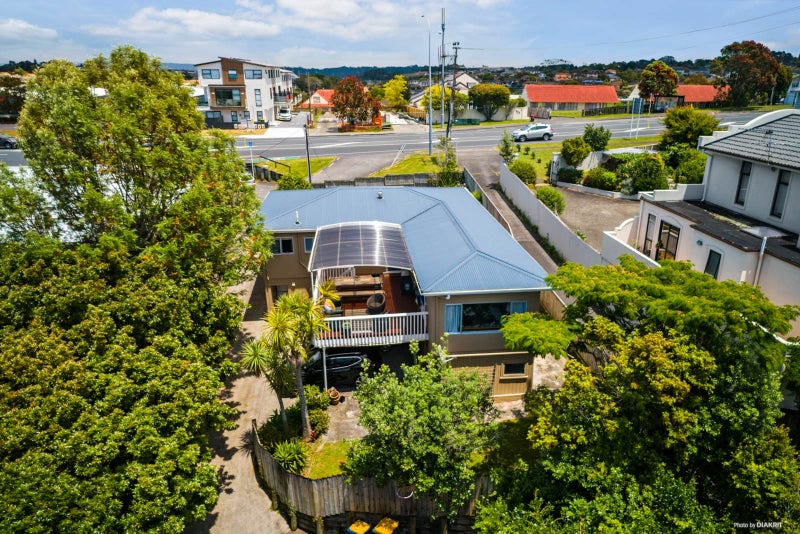 1/879 East Coast Road, Northcross, Auckland - Carousel 1