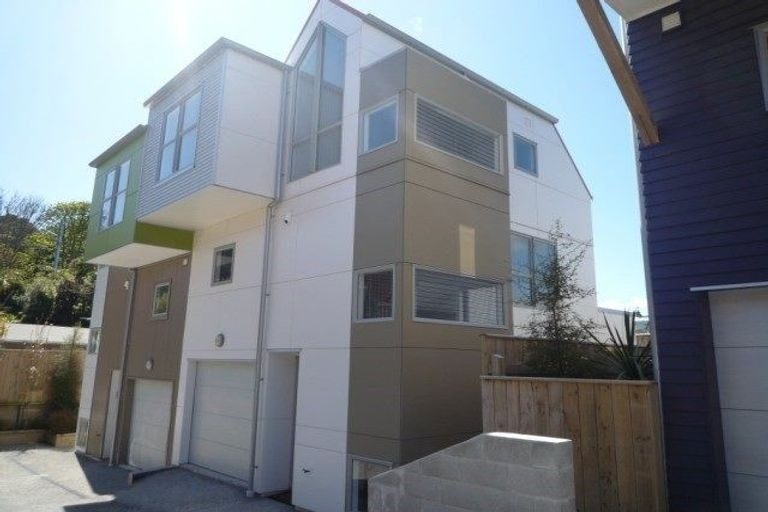 4/12 Agra Crescent, Khandallah, Wellington - Carousel 1