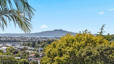 1/1 Tetrarch Place, Tōtara Vale, Auckland - Carousel 1