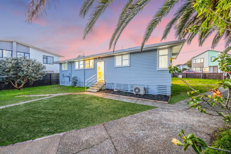 21 Farnborough Crescent, Mangere, Auckland - Carousel 2