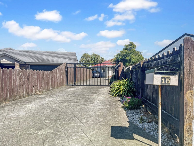 15 Campian Place, Golflands, Auckland - Carousel 1