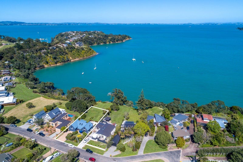 8 Esslin Road, Surfdale, Waiheke Island - Carousel 2