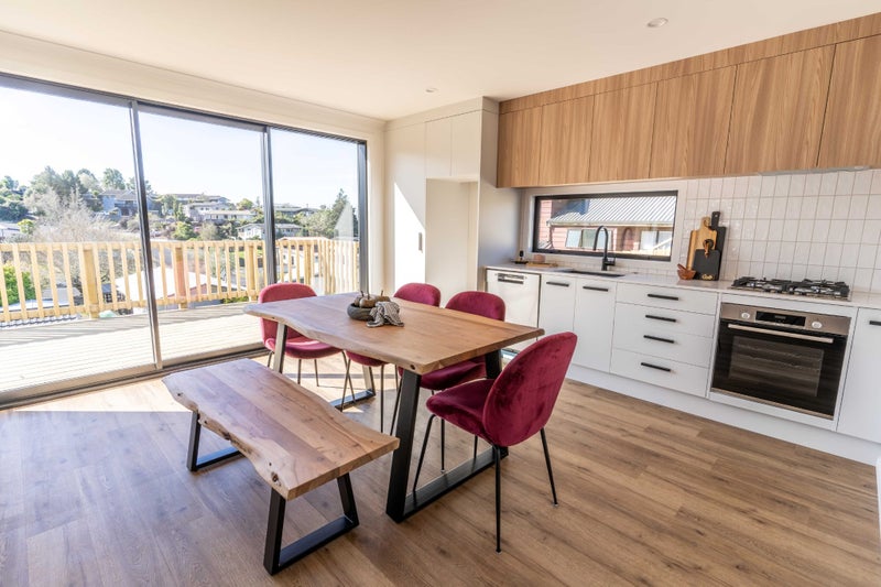 2/114 Amanda Avenue, Dinsdale, Hamilton - Carousel 1