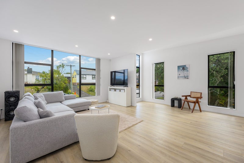 5 Merton Avenue, Glenfield, Auckland - Carousel 2