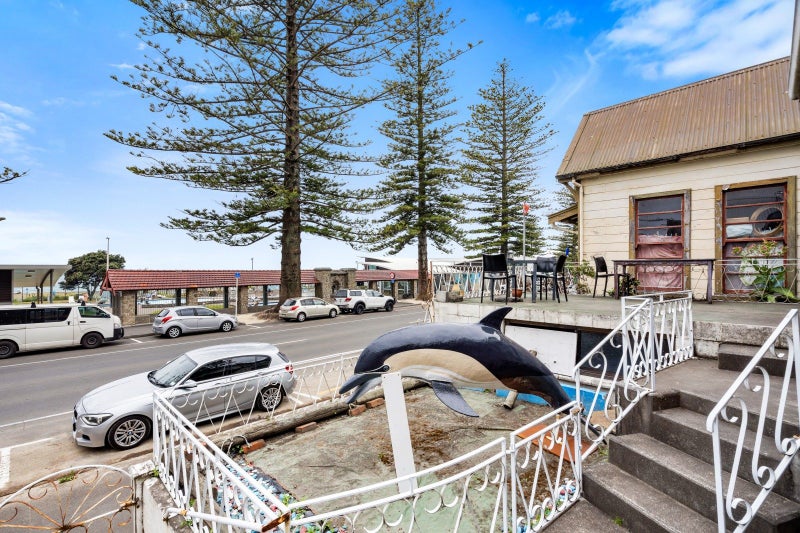 33 Marine Parade, Bluff Hill, Napier - Carousel 1