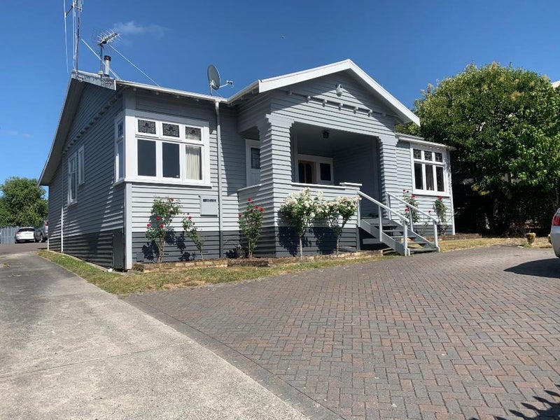 8 Manning Street, Hamilton Central, Hamilton - Carousel 1