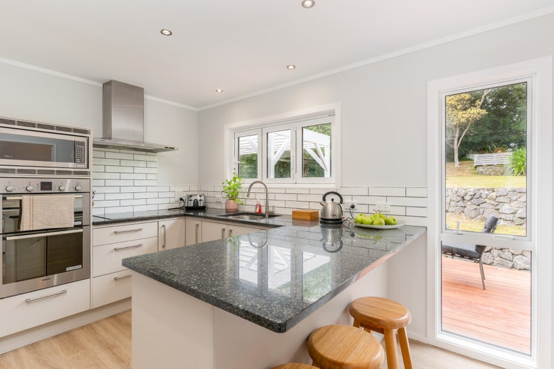 18 Greyfriars Crescent, Tawa, Wellington - Carousel 2