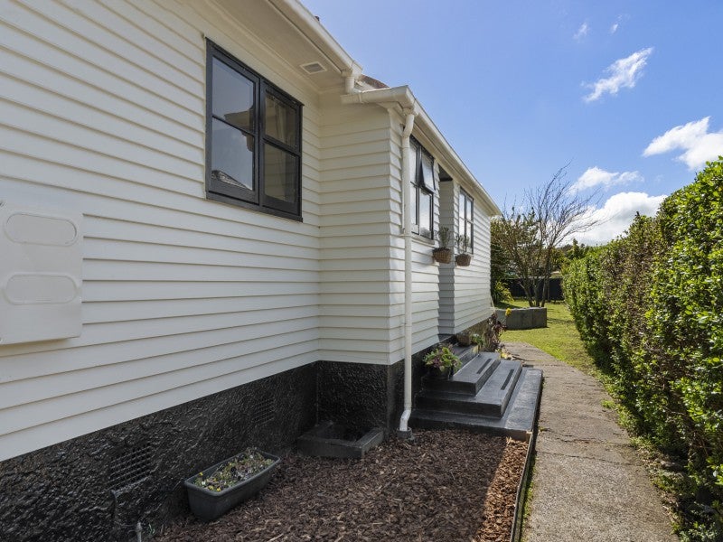 9 Percy Avenue, Stratford - Carousel 26