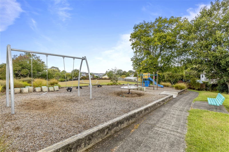1/51 Ayton Drive, Totara Vale, Auckland - Carousel 1